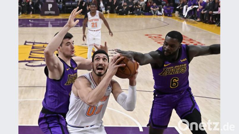 In den USA ein Star, in der Türkei im Fokus: Enes Kanter (M). Bild: Mark J. Terrill
