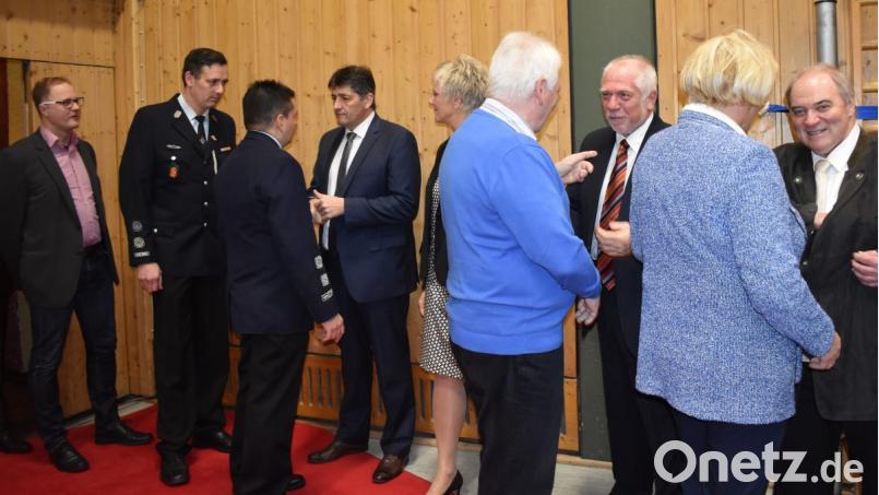 Knapp 300 Gäste aus Politik, Wirtschaft, Schule, Kindergarten und US-Armee sowie viele Ehrenamtliche begrüßen sich beim Neujahrsempfang der Stadt und des Stadtverbandes Grafenwöhr. Bild: rgr