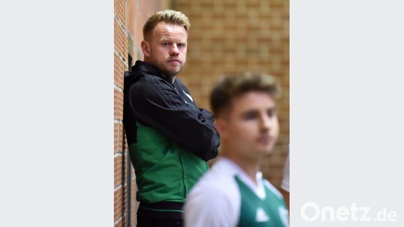 Andreas Lang (links) freute sich im Winter über den Sieg des SV Mitterteich in der Halle beim Oberpfalz-Medien-Cup in Weiden und beim Neujahrscup des SV Steinmühle. Bild: A. Schwarzmeier