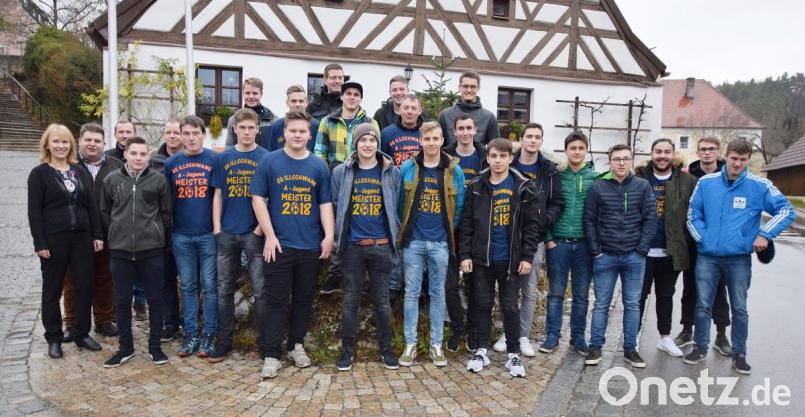 Die A-Jugend mit den Bürgermeistern Brigitte Bachmann und Dieter Dehling (von links) sowie Trainer Bernd Ibler (mittlere Reihe, Vierter von links) und Betreuer Markus Leipold (vorne, Sechster von links). Bild: no