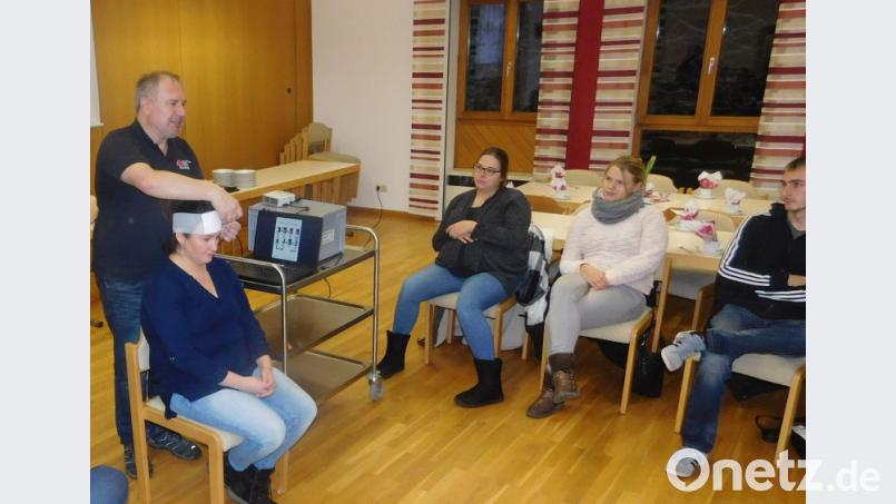 Robert Wondri erklärt Eltern alles rund um die Erste Hilfe am Kind. Bild: hai