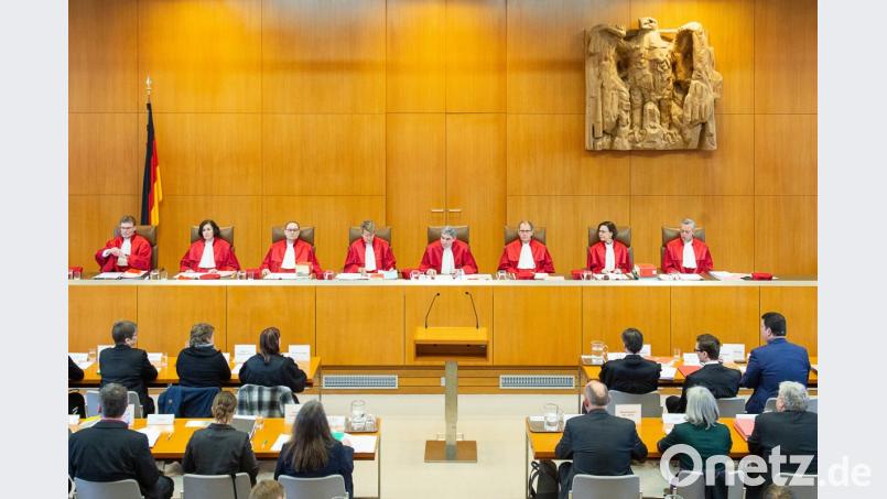 Die Richter und Richterinnen des Ersten Senats des Bundesverfassungsgerichts während der mündlichen Verhandlung über die Rechtmäßigkeit von Hartz-IV-Sanktionen vor dem Bundesverfassungsgericht. Das Urteil wird in der Regel einige Monate nach der Verhandlung verkündet. Bild: Sebastian Gollnow/dpa Pool/dpa