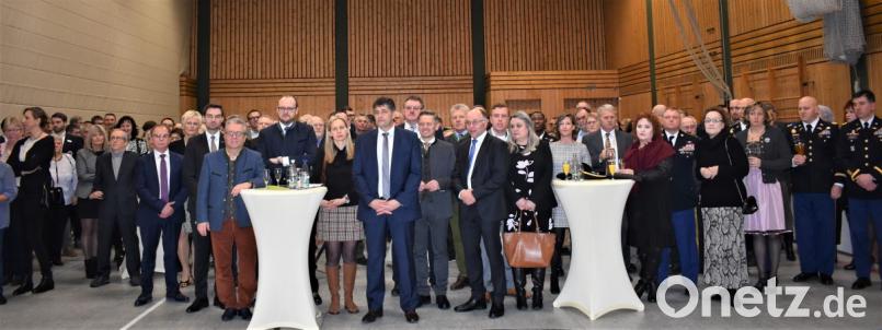 Beim großen Neujahrsempfang in der Grafenwöhrer Stadthalle geben sich die Vertreter wichtiger öffentlicher Bereiche ein Stelldichein. Bild: rgr