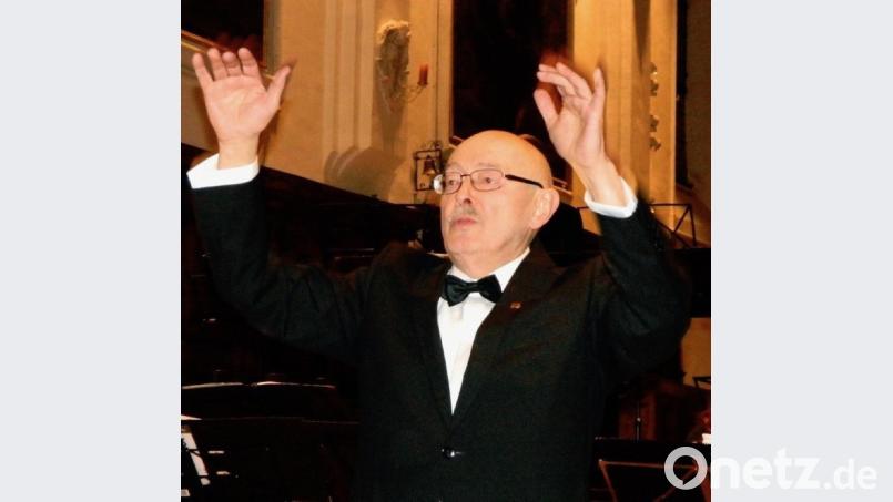 Karl Heinz Malzer in Aktion. Statt als Dirigent ist er in jüngster Zeit vor allem als akribischer Franz-Gleißner-Forscher am Schreibtisch aktiv. Bild: exb