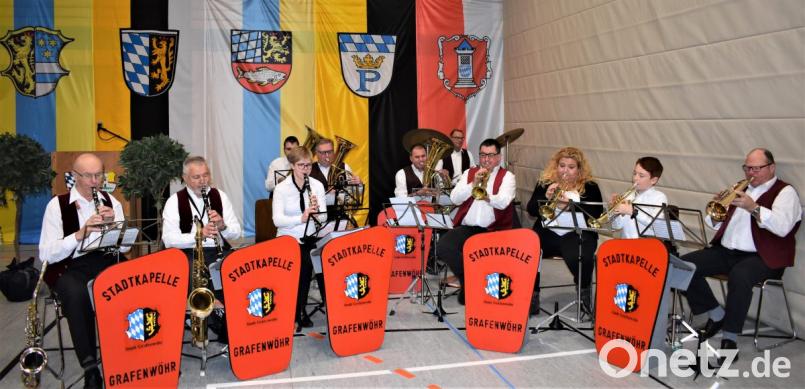 Die Stadtkapelle Grafenwöhr spielt unter anderem die deutsche und die amerikanische Nationalhymne. Bild: rgr