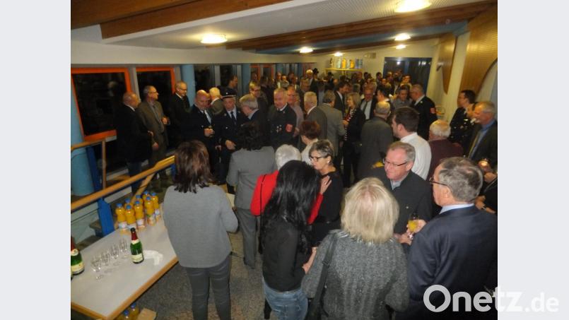 Viele Gäste aus allen Bereichen der Marktgemeinde geben sich beim Neujahrsempfang beste Wünsche. Bild: ibj