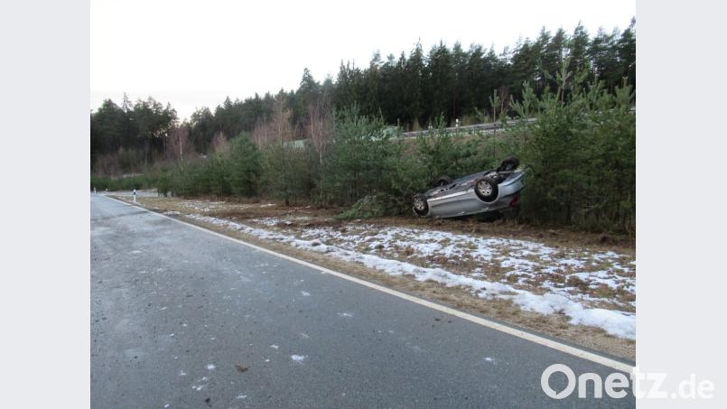 Nach dem Überschlag liegt der BMW neben der Straße. Bild: piam