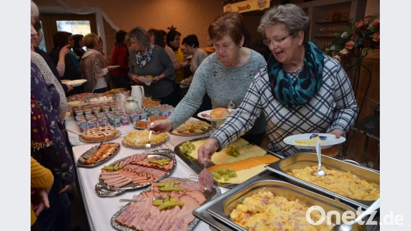Erst heißt es kräftig zulangen beim Büfett des BBV-Landfrauenfrühstücks. Bild: dob