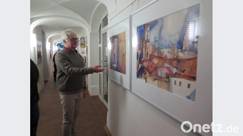 Der Künstler Günter Haslbeck freut sich, dass er seine Aquarelle in der Kemnather Stadtbücherei ausstellen darf. Bild: jzk