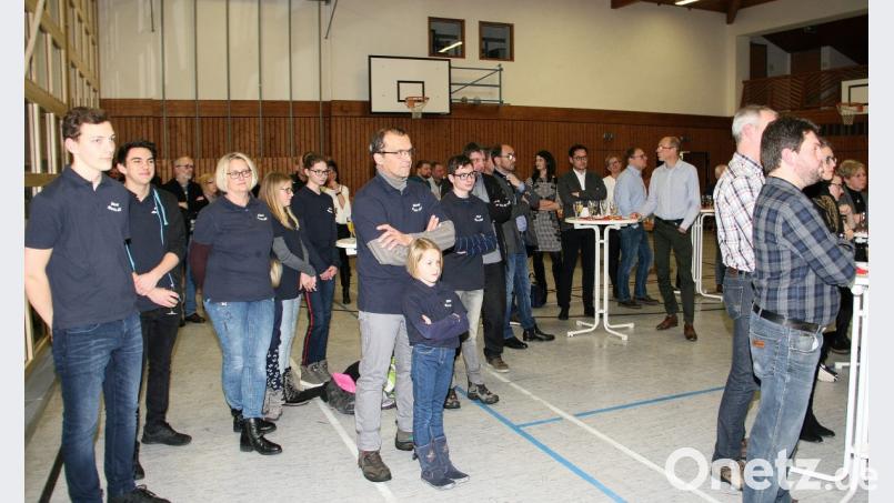 Interesse am Gemeindeleben zeigten auch die Ministranten von „Maria Hilf“ (links), die mit ihrer Betreuerin Silke Bächer (3. von links) und Mesner Siegfried Stock (Bildmitte) der Einladung gefolgt waren. Bild: wro