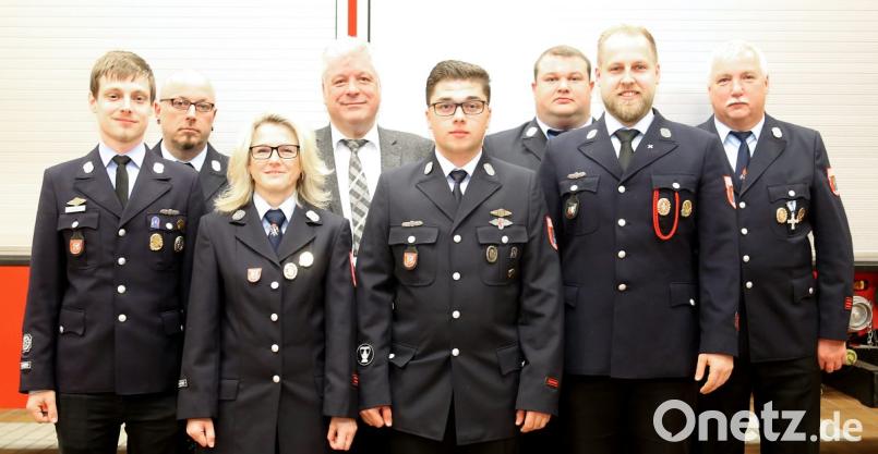 Der neue Vorstand mit (vorne, von rechts) Vorsitzendem Florian Witzl, Stellvertreter Matthias Vrhovec, Schriftführerin Petra Schaller und Kassier Felix Witzl sowie (hinten, von rechts) Vertrauensmann Norbert Schnabl, Kommandant Felix Müller, Bürgermeister Günter Stich und zweitem Kommandant Harald Träger. Bild: mef
