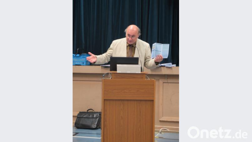 Schulleiter Georg Hecht beantwortet die Fragen der Neunt- und Zehntklässler und ihrer Eltern zur Eingangsklasse am Stiftland Gymnasien. Bild: jzk