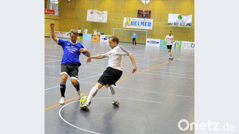 Szene aus dem Spiel der Vorrundengruppe B: SV Freudenberg (links) gegen den 1. FC Schlicht Bild: Hubert Ziegler