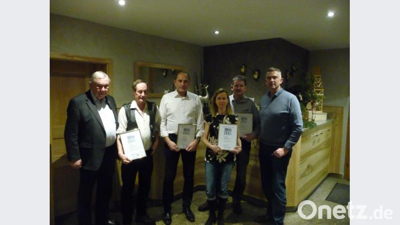 Ehrungen bei der Firma Sperber mit (von links) Seniorchef Manfred Sperber, Peter Kanbach, Martin Mauerer, Isabelle Günther, Rudi Nordgauer und Firmenchef Andreas Sperber Bild: wrt