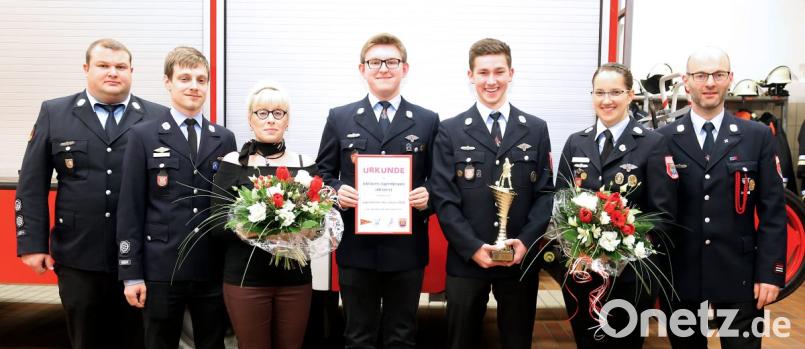 Besondere Auszeichnungen gab es für die Leiterinnen der Festdamen, Karin Träger (links) und Sarah Friedrich (links), sowie stellvertretend für die Jugendfeuerwehr für Jugendsprecher Markus Ettl (Vierter von links) und Stellvertreter Lukas Kreiner (Dritter von rechts). Bild: mef