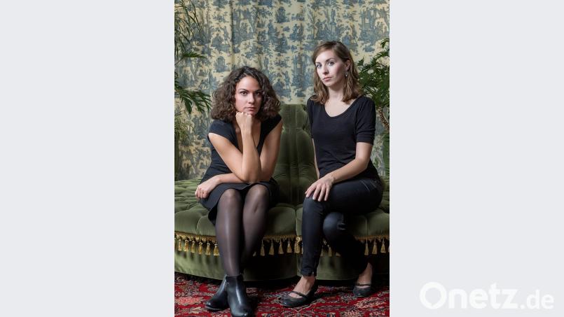 Antonia Stabinger und Ulrike Haidacher alias Flüsterzweieck sind sich einig: Im Leben muss etwas passieren, etwas möglichst Großartiges, Bahnbrechendes, Unerwartetes! Bild: Gabriel Rizari
