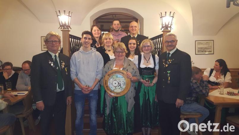 Die Edelweiß-Schützen ehren ihre Vereinsmeister 2019 (von links): Sportleiter Reinhard Daller, Jacob Schwab, Athina Wanek, Johanna Bauer, Tobias Wanek, Renate Daller, Sonja Groth, Norbert Groth, Erika Borisch und Günter Heidl. Bild: vt