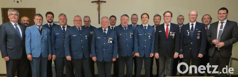Landrat Thomas Ebeling (rechts) verlieh Josef Baumer, Hans Albang, Albert Frey, Manfred Raab, Friedrich Kristel, Paul Altendorfner, Matthias Altendorfner, Willi Klein und Christian Weiß (erste Reihe von links) das staatliche Ehrenzeichen am Bande für langjähriges ehrenamtliches Engagement. Vertreter aus Politik und Verbänden (zweite Reihe) gratulierten. Bild: Hirsch