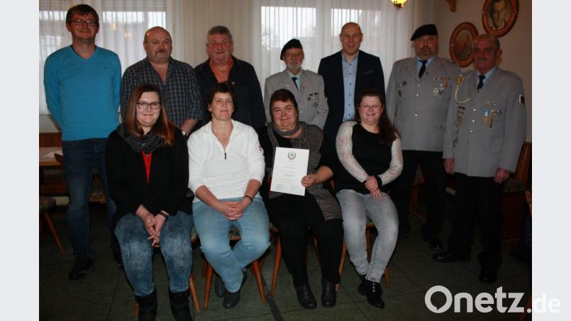 Die langjährigen Mitglieder der Soldaten- und Reservistenkameradschaft (vorne von links): Melanie Hofmann und Michaela Hofmann (15 Jahre), Betina Sperer (35 Jahre), Christine Hofmann (15 Jahre) sowie (hinten von links) Helmut Mayer (15 Jahre), Bernd Riebl (40 Jahre), Alois Bruischütz (30 Jahre), Vorsitzender Helm, 2. Bürgermeister Preisinger, Klaus Hofmann (15 Jahre) und Josef Peter (35 Jahre). Bild: lk