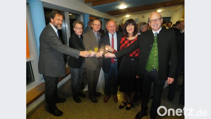 Auf ein gutes neues Jahr stoßen (von rechts) Bürgermeister Bernhard Lindner, 3. Bürgermeisterin Evi Höllerer, HKA-Vorsitzender und 2. Bürgermeister Georg Götz, stellvertretender HKA-Vorsitzender Wolfgang Schötz, Pfarrer Christian Schulz und Schulrektor Heinz Meinl an. Bild: ibj