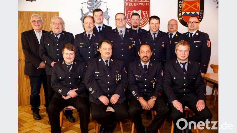 Das sind die neu gewählten Führungskräfte der aktiven Wehr und des Feuerwehrvereins: (sitzend von links) Marco Götz, Uwe Engelbrecht, Christopher Hörl und Sebastian Pocker sowie (stehend von links) zweiter Bürgermeister Josef Hecht, Helmut Münch, Jürgen Busch, Markus Schraml, Armin Scheidler, Dominic Hasmann, Markus Moller, Otto und Florian Braunreuther. Bild: bkr