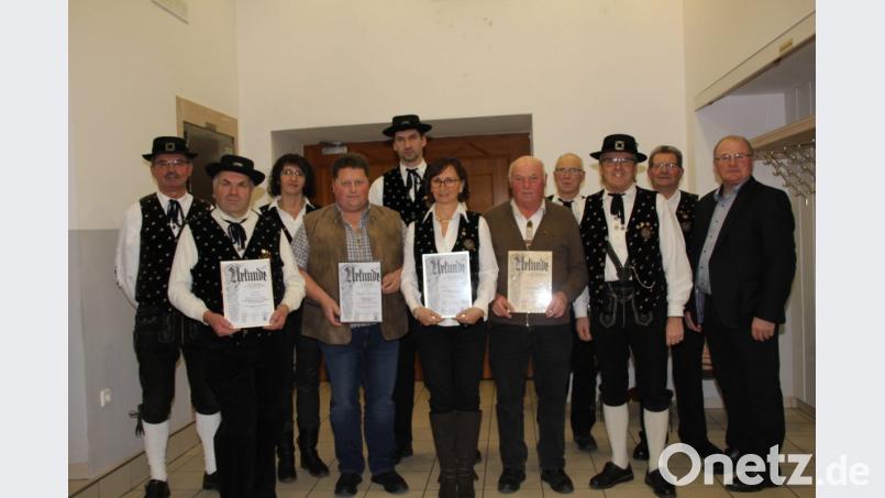 Vorsitzender Lorenz Gebert (links), sein Stellvertreter Robert Zimmermann jun. (hinten Mitte) und der Vorsitzende des Zuchtverbandes, Hubert Berger (rechts), zeichnen Mitglieder der Haflingerzüchter Kemnath mit Ehrennadeln und Urkunden aus (vorne, von links): Ewald Kötzendörfer, Hugo Kirsch, Maria Scheffmann und Norbert Schedl aus. Auch der restliche Vorstand gratuliert. Bild: ads