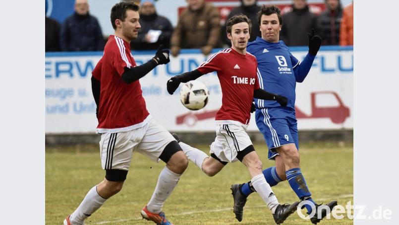 Der SV Etzenricht muss in der Frühjahrsrunde ohne Konstantin Graßl (links) auskommen. Der Innenverteidiger konzentriert sich auf sein Studium. Offen ist, wann Andreas Koppmann wieder eingreifen kann. Der Außenverteidiger erlitt im Oktober 2018 einen Bänderriss in der Schulter und arbeitet an seinem Comeback. Bild: A. Schwarzmeier