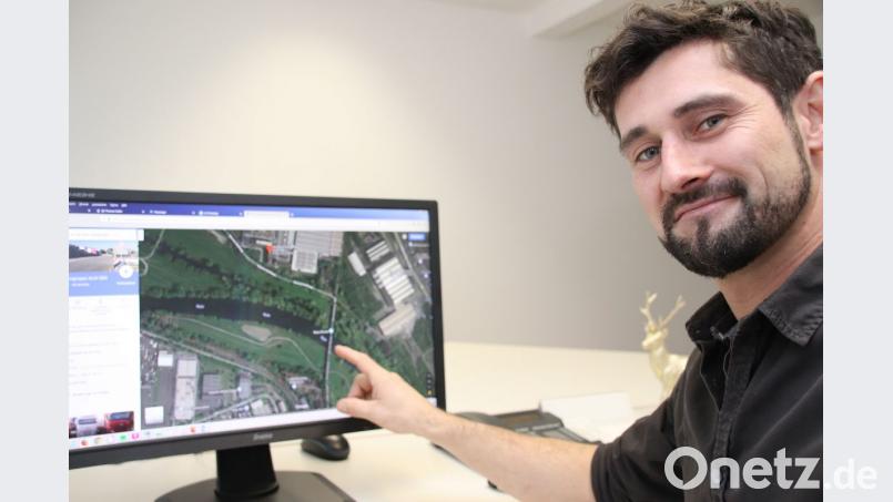 Auf Google Maps zeigt Michael Bentele aus Oberviechtach, wo sich die aufwühlende Aktion zugetragen hat. Der Fluss mitten im Bild ist die Ruhr, die an dieser Stelle durch Mülheim an der Ruhr fließt. Sie wird durch eine Fußgängerbrücke überspannt, auf der Bentele eine dramatische Begegnung hatte. Bild: Thomas Dobler