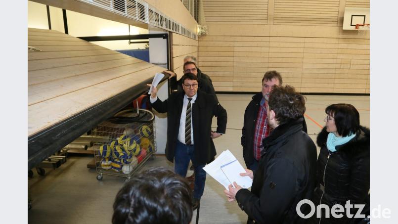 Die Tore zu den Geräteräumen in der Wackersdorfer Sporthalle entsprechen nicht mehr den Bestimmungen. Sie müssen erneuert werden. Bild: Hösamer