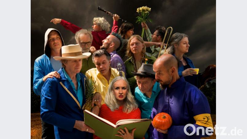 Seit 20 Jahren haben die „17 Hippies“ mehrfach die Welt umtourt und gehören zum originellsten Kolorit der deutschen Musiklandschaft. Ihre Sprache ist international, sie singen deutsch, englisch und französisch. Bild: Schmidt_Schliebener