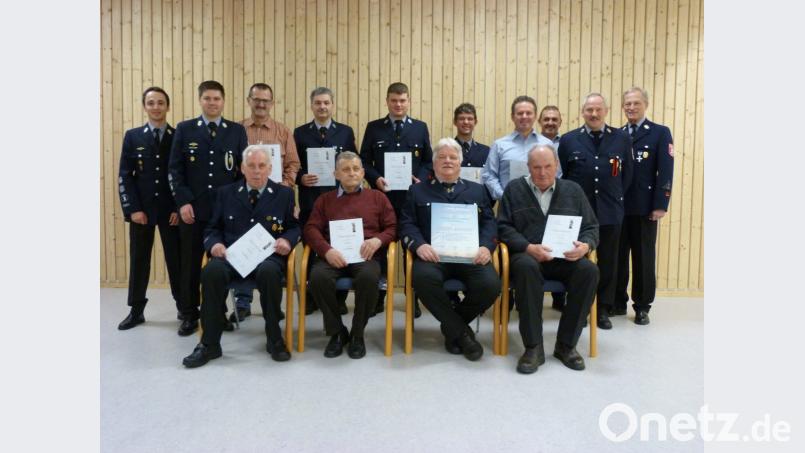 Die langjährigen Vereinsmitglieder mit Vorsitzendem Bertold von Lindenfels (rechts) und Kommandant Thomas Busch (Zweiter von links). In der ersten Reihe: (von links) Kurt Grünbauer (50 Jahre Mitgliedschaft), Gerhard Prölß (60 Jahre) und Heribert Ruland (50 Jahre). Bild: att