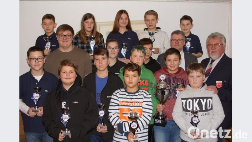 Die erfolgreiche ASC-Jugendgruppe mit Bürgermeister Göth (mittlere Reihe, Zweiter von rechts) und ASC-Vorsitzender Hans Bohmann (mittlere Reihe rechts) Bild: gtl