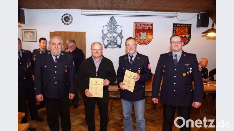 Armin Scheidler (rechts) zeichnet mit Helmut Münch Ludwig Moller und Bernhard Kreuzer (von links) für ihre langjährige Treue aus. Bild: bkr