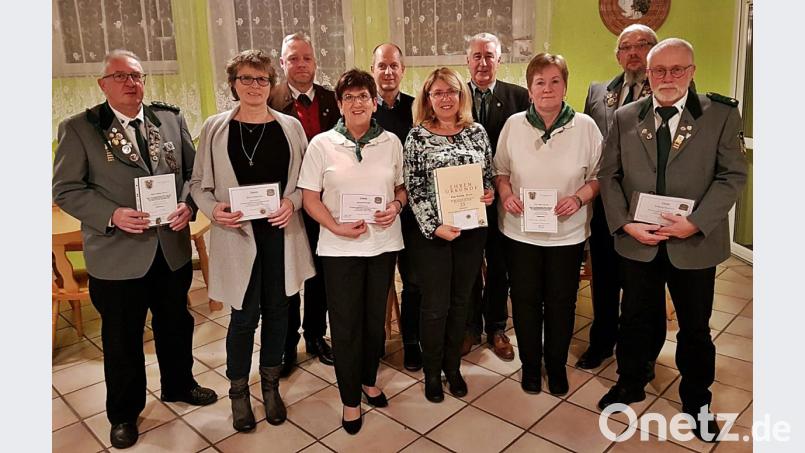 Vom Bezirksschützenmeister Harald Frischholz gibt es für Mitglieder der Hammerwegschützen mehrere Auszeichnungen, unter anderem für (vorne, von links) Schützenmeister Hubert Heckl, Marion Henrichen, Emma Dworzak, Gabriele Walz, Silvia Heckl, Armin Ertl und Wolfgang Henrichen. Bild: R. Kreuzer