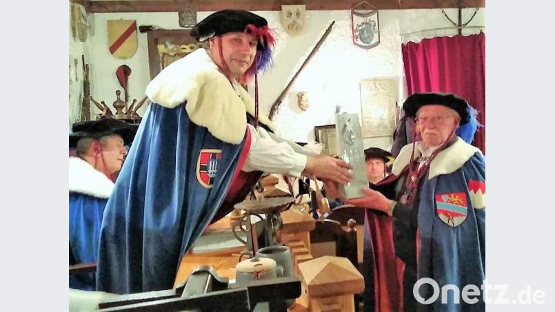 Großmeister Werner von Podewils gratuliert Lothar von Hohenfels zum 80. Geburtstag. Bild: hl