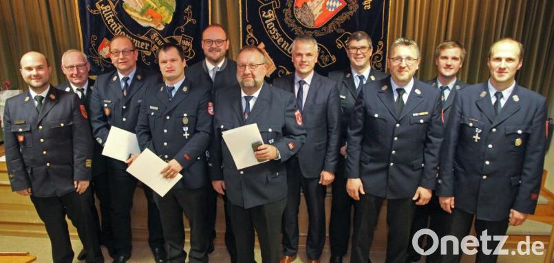 Die Führungskräfte des Landkreises, der Gemeinde und der Feuerwehren aus Flossenbürg und Altenhammer gratulieren Helmut Moser, Jürgen Meier und Richard Gradl (Dritter, Vierter und Sechster von links). Sie leisten seit 25 beziehungsweise 40 Jahren aktiven Dienst. Bild: nm