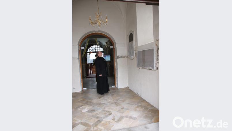 Rektor P. Lukas Temme inspizierte im April letzten Jahres die Schäden im unteren Turmbereich, der gleichzeitig als Eingangspforte für die Miesbergkirche dient. Archivbild: Dobler