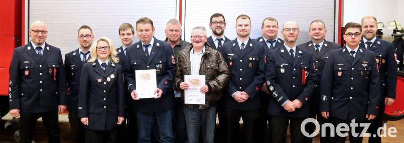 Ehrungen und Beförderungen bei der Flosser Feuerwehr. Bild: mef