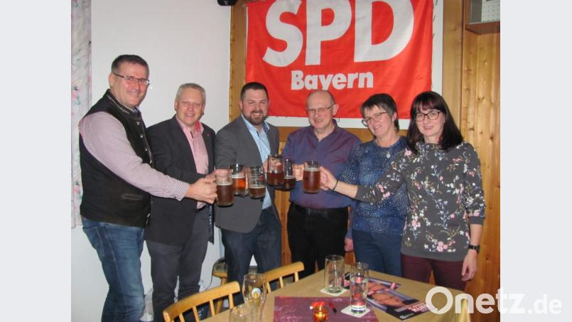 Mit Kreisrat Rainer Vater, Bürgermeister Jürgen Kürzinger aus Kirchenthumbach, Juso-Vorsitzendem Sebastian Dippold (von links) stieß SPD Bürgermeisterkandidat Manfred Klier (Dritter von rechts) auf einen erfolgreichen Wahlkampf an. Ein starkes Team bildet er mit Ortsvorsitzender Andrea Bertelshofer (rechts) und Fraktionssprecherin Daniela Fuhrmann (Zweite von rechts) Bild: sei