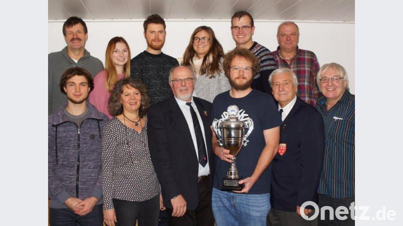 Die ASC-Meister in der Bayerischen NAVC Auto Cross Slalom-Meisterschaft 2018 mit ASC Sportleiter Manfred Scharnagel (untere Reihe, Dritter von links) und ASC-Clubmeister 2018 Bertram Lukesch (untere Reihe, Vierter von links) Bild: gtl