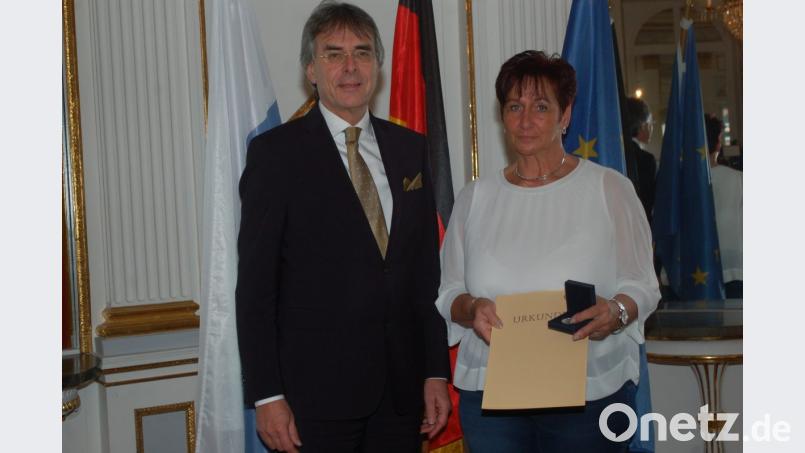 Regierungspräsident Axel Bartelt überreichte Manuela Bock die Anerkennungsurkunde und eine Medaille. Bild: gib