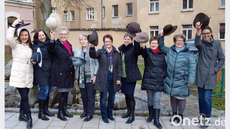 Die Mitarbeiterinnen der KDFB-Geschäftsstelle und die KDFB-Diözesanvorsitzenden ziehen den Hut – vor den mutigen Frauen, die vor 100 Jahren das Frauenwahlrecht erstritten haben. Bild: KDFB