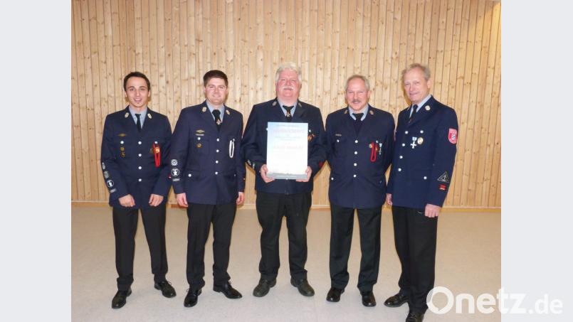 Der Ehrenhauptmaschinist Hubert Bannert (Mitte) mit Thomas Busch (Zweiter von links) und Christian Sirtl (links) sowie Bertold Freiherr von Lindenfels (rechts) und Rainer Schwingshandl (Zweiter von rechts). Bild: att
