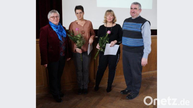 Die Vorsitzende Angelika Vogl (links) begrüßte gemeinsam mit Dekan Alfons Kaufmann Anke Spandau (zweite von links) und Petra Wagner als neue Mitglieder. Bild: weu