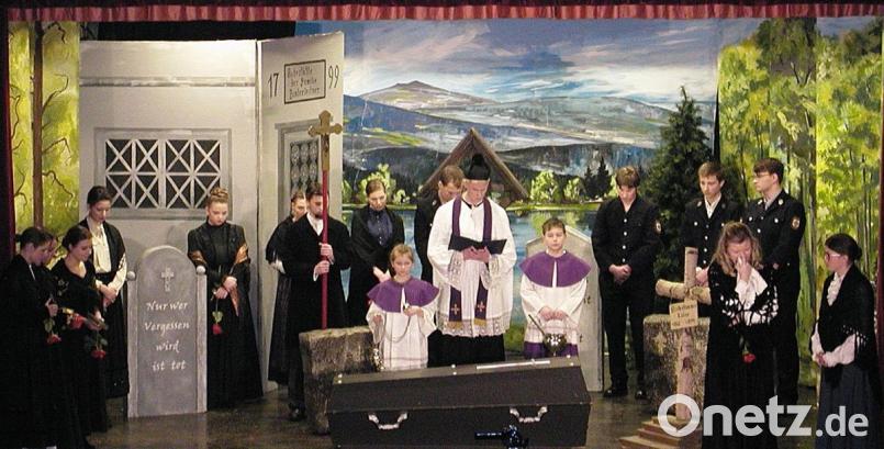 Es war eines der Highlights bei dem diesjährigen Theater in Brand. Lucas wird beerdigt und steigt später als Vampir wieder aus dem Sarg. Bild: ld