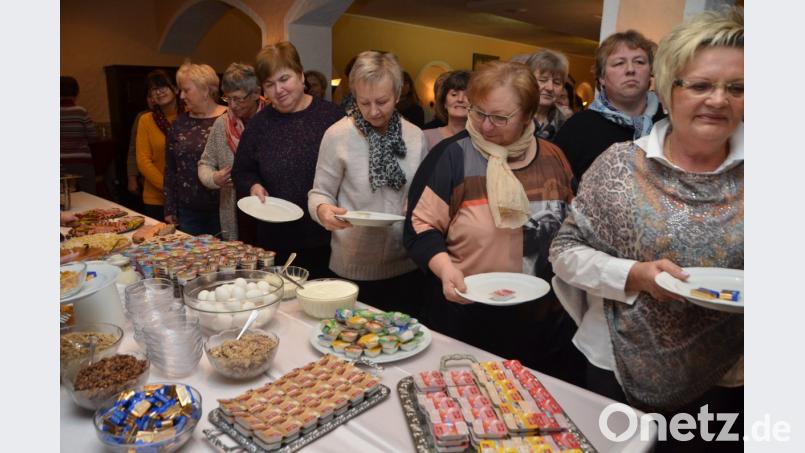 Erst heißt es kräftig zulangen beim Büfett des BBV-Landfrauenfrühstücks. Bild: dob