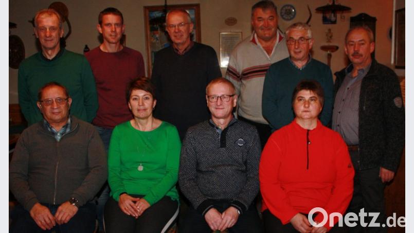 Die neue bzw. wiedergewählte Vorstandschaft des Don Promillo Clubs (vorne von links): 1. Kassier Alois Freundl, 2. Kassier Heidi Hopf, 1. Präsident Hans Rath und 1. Pressewartin Angela Riedl sowie (hinten von links) 1. Schriftführer Manfred Zölch, Kassenprüfer Dominik Zölch, Fotowart Reinhold Heß, 2. Pressewart Manfred Weis, 2. Präsident Waldemar Röhl und 2. Schriftführer Rainer Hopf. Bild: Haberkorn, Nicole