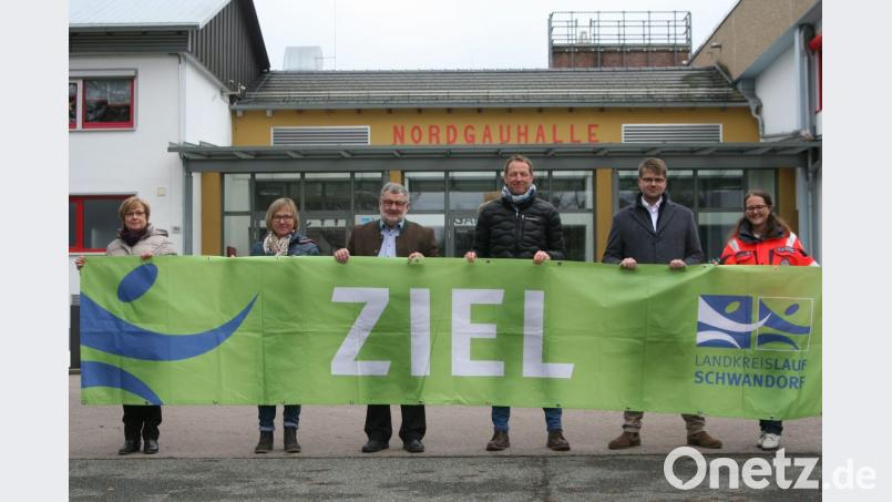 Ziel des 13. Landkreislaufes ist die Nordgauhalle in Nabburg. Christian Meyer vom Verein &quot;Partner für den Landkreis Schwandorf&quot; (Dritter von rechts) stellte das Lauf-Event zusammen mit Bürgermeister Armin Schärtl (Dritter von links) sowie Vertretern von Vereinen und Hilfsorganisationen vor. Bild: Tietz