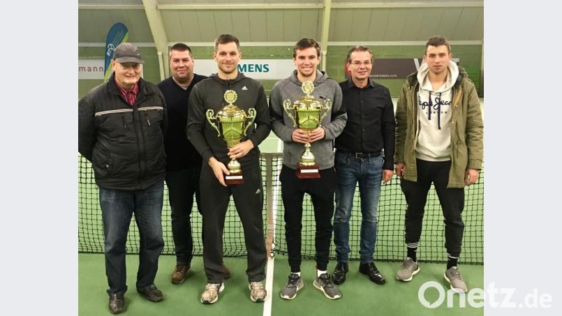 Neben Ranglistenpunkte und Preisgeld gab es für die beiden Finalisten bei der Siegerehrung auch große Pokale. Auf dem Bild von links Oberschiedsrichter Dr. Werner Kisan, Turnierdirektor Michael Horn, Final-Verlierer Ivo Klec, Turniersieger Dominik Böhler (Gewinner), Schanzl-Vorsitzender Mario Neumann und Vorstandsmitglied Alexander Grau. Bild: TC Schanzl