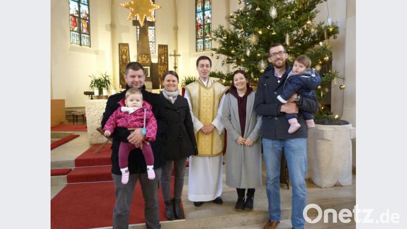 Pfarrer Stephan Rödl begrüßte zwei Familien zur Erinnerung an die Taufe ihres Kindes im letzten Jahr Bild: hok